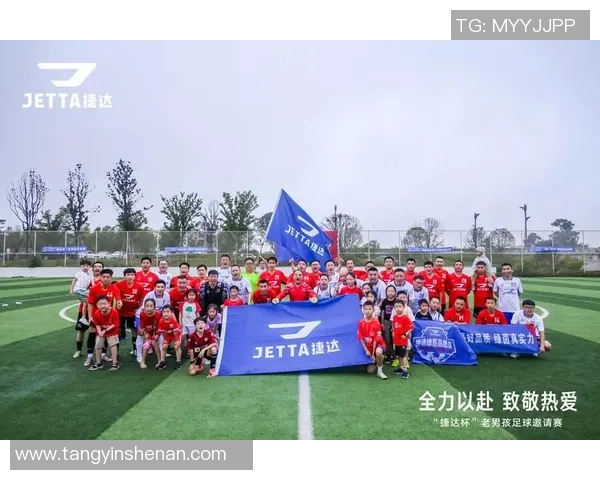 以开场足球球星为核心带动全场氛围激情点燃绿茵梦想